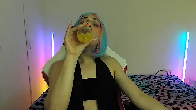 HoneyValentine online show from March 15, 8:05 pm