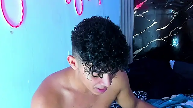 jamescurly00 online show from February 19, 6:43 am