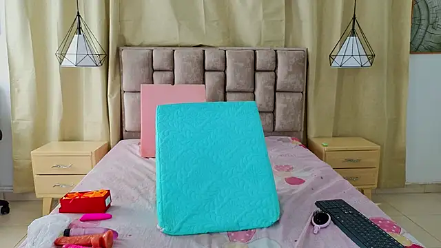 scarlettjohnson  online show from March 19, 1:11 pm