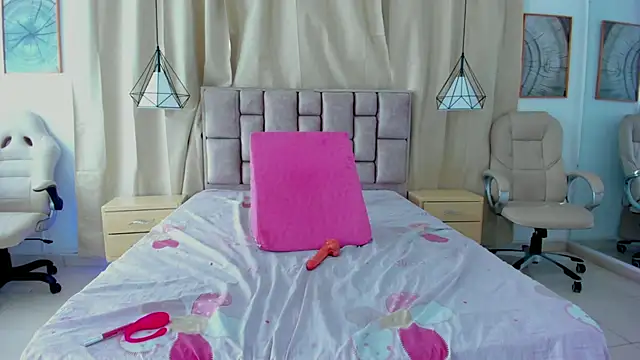 scarlettjohnson  online show from April 18, 1:35 pm