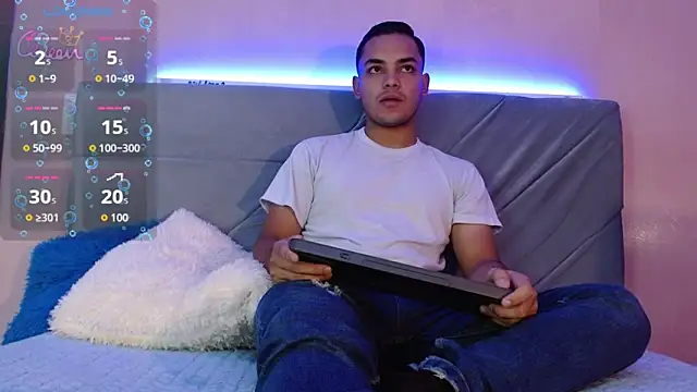 studentdeivy  online show from February 25, 10:59 am