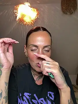 Snapshot of venustattoue chatting on June 30, 8:20 pm venustattoue online show from June 30, 8:20 pm