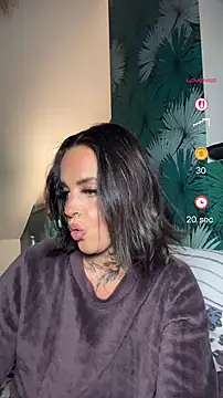 Snapshot of venustattoue chatting on May 15, 9:24 pm venustattoue online show from May 15, 9:24 pm