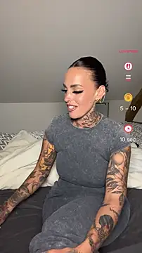 Snapshot of venustattoue chatting on May 11, 12:39 pm venustattoue online show from May 11, 12:39 pm