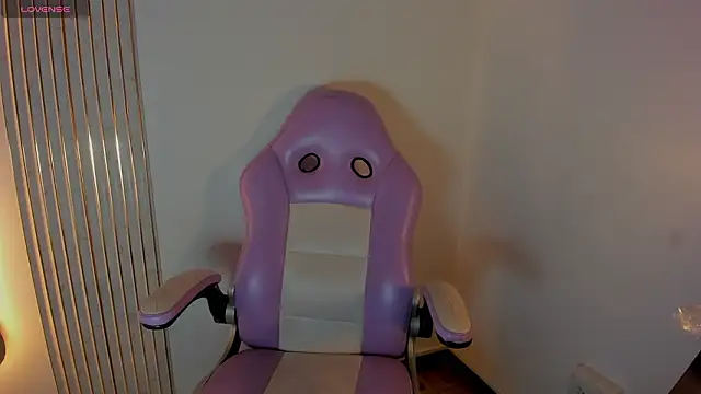 Iamcami  online show from February 18, 7:10 pm