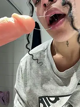 crystal dlun online show from March 22, 2:40 pm