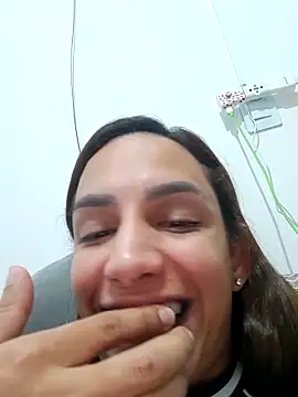 ofjuliaa online show from February 16, 5:39 am