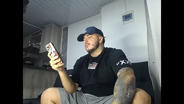 Snapshot of Nero_VanHelsing chatting on February 11, 4:01 am Nero VanHelsing online show from February 11, 4:01 am