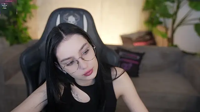 Snapshot of Mila_Rose054 chatting on February 28, 8:25 am Mila Rose054 online show from February 28, 8:25 am