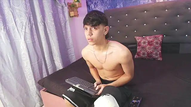 Snapshot of sebas_pretty7 chatting on January 6, 2:10 pm sebas pretty7 online show from January 6, 2:10 pm