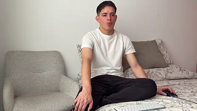 Snapshot of Enzho_liam chatting on July 2, 3:29 pm Enzho liam online show from July 2, 3:29 pm