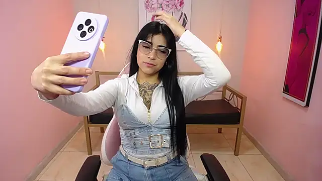 Snapshot of Adri_gomez_x chatting on May 25, 12:48 pm Adri gomez x online show from May 25, 12:48 pm