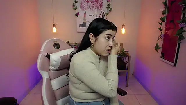 Snapshot of Adri_gomez_x chatting on July 15, 11:50 am Adri gomez x online show from July 15, 11:50 am