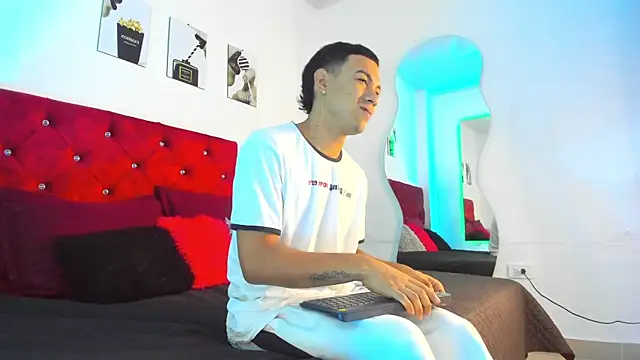 Liamsubtle01 online show from May 26, 11:19 am
