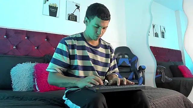 Liamsubtle01 online show from May 14, 11:07 am