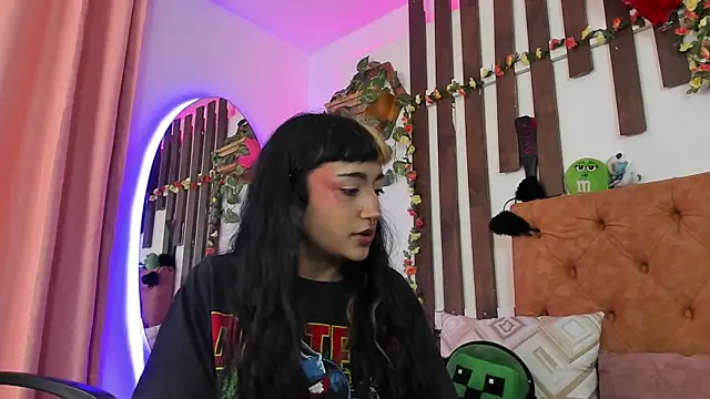 Snapshot of MeowMota_ chatting on April 28, 6:23 pm MeowMota online show from April 28, 6:23 pm