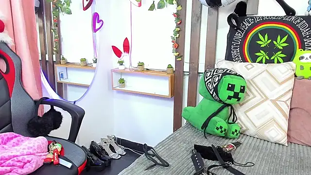 Snapshot of MeowMota_ chatting on July 18, 6:38 pm MeowMota online show from July 18, 6:38 pm
