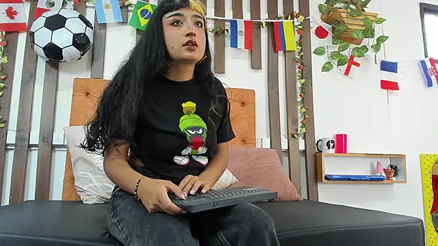 Snapshot of MeowMota_ chatting on July 14, 6:47 pm MeowMota online show from July 14, 6:47 pm