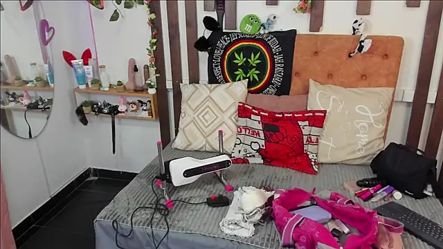 Snapshot of MeowMota_ chatting on June 4, 7:07 pm MeowMota online show from June 4, 7:07 pm