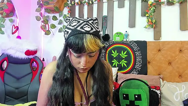 Snapshot of MeowMota_ chatting on May 26, 7:12 pm MeowMota online show from May 26, 7:12 pm