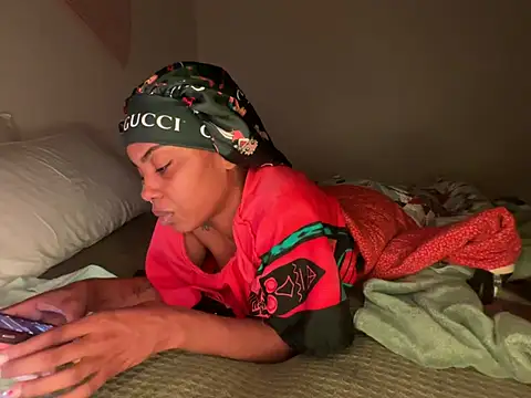 Snapshot of oshun6360 chatting on April 21, 1:29 am oshun6360 online show from April 21, 1:29 am