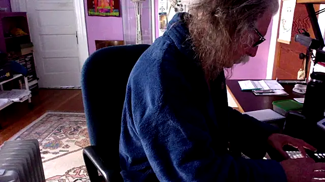 Snapshot of LickYourYoni chatting on April 25, 3:42 pm LickYourYoni online show from April 25, 3:42 pm
