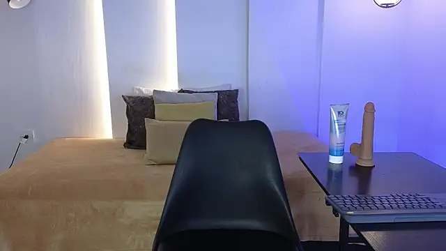 Snapshot of Chel_Stone chatting on February 25, 12:11 am Chel Stone online show from February 25, 12:11 am