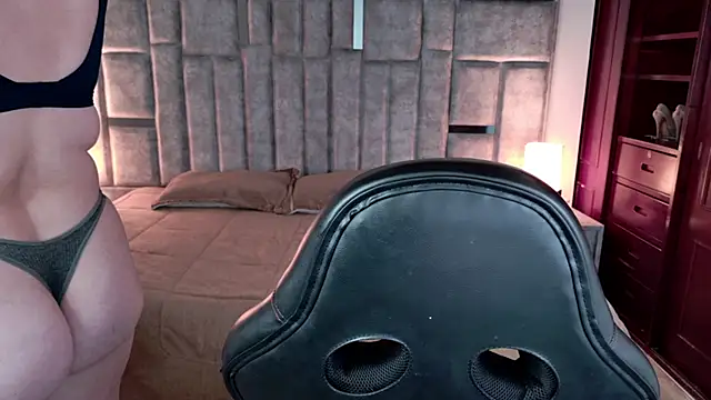 azul veraa online show from April 8, 12:28 pm