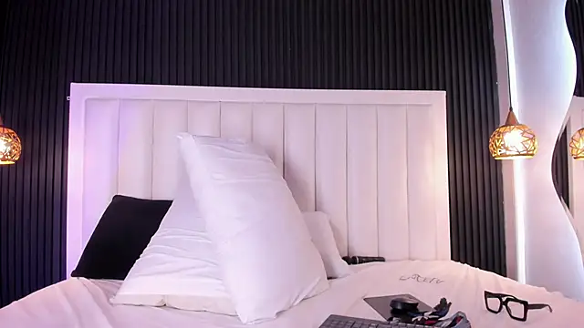 PandoraMiller online show from April 15, 7:58 pm