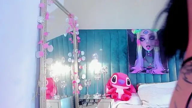 mia ellieth online show from April 3, 8:43 am