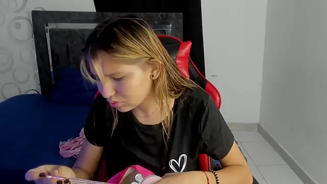 Snapshot of Bella_Blanca chatting on February 25, 12:16 pm Bella Blanca online show from February 25, 12:16 pm