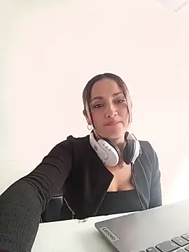 Snapshot of Alejandra_N chatting on June 10, 1:23 pm Alejandra N online show from June 10, 1:23 pm