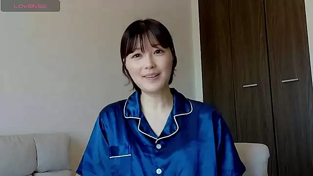 Snapshot of isshiki00 chatting on May 17, 2:11 am isshiki00 online show from May 17, 2:11 am