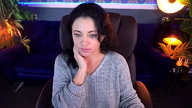 Snapshot of Dafni_Monn chatting on November 21, 6:45 am Dafni Monn online show from November 21, 6:45 am