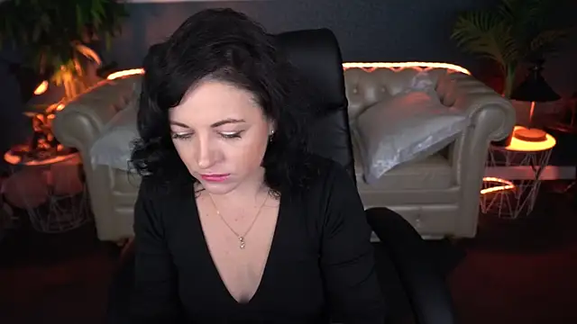 Dafni Monn online show from April 1, 5:42 am