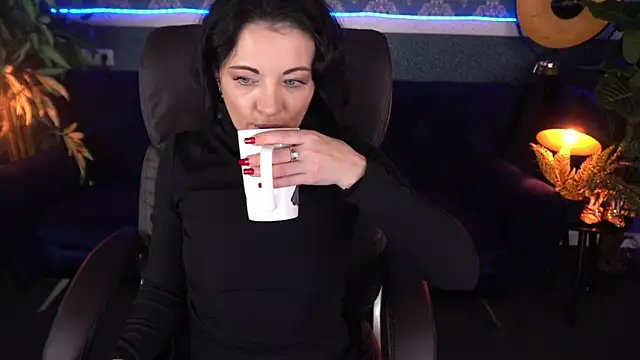 Snapshot of Dafni_Monn chatting on November 18, 6:28 am Dafni Monn online show from November 18, 6:28 am