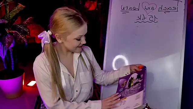 ChloeWhite online show from April 12, 9:45 am