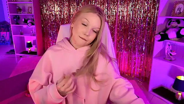 ChloeWhite online show from March 26, 11:30 am