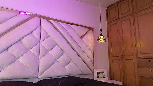 zoevg online show from March 25, 1:21 pm