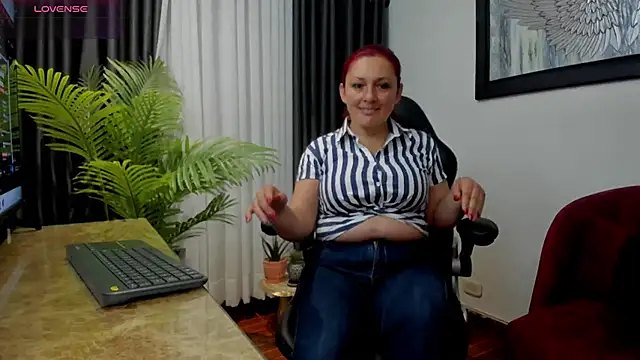Snapshot of VictoriaPaker chatting on May 3, 11:37 am VictoriaPaker online show from May 3, 11:37 am