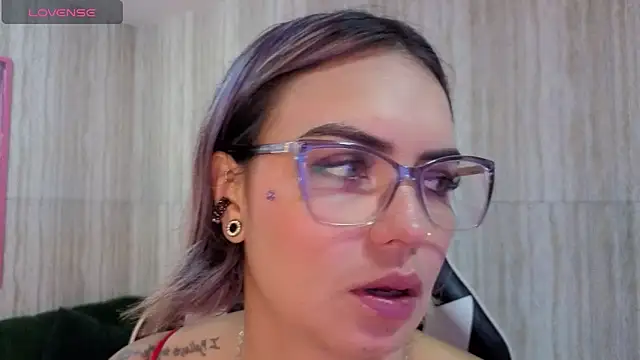 Snapshot of zarcasutra_t chatting on April 21, 12:56 pm zarcasutra t online show from April 21, 12:56 pm