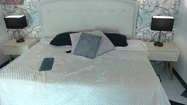 Snapshot of Venusandrea29 chatting on May 11, 12:06 pm Venusandrea29 online show from May 11, 12:06 pm