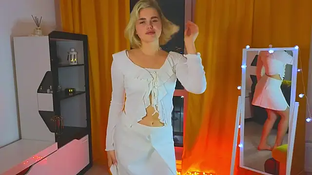 Snapshot of goldensweetgirl chatting on January 8, 2:34 pm goldensweetgirl online show from January 8, 2:34 pm