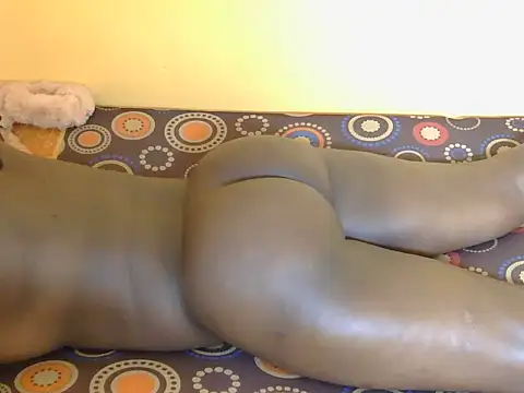 Quueenafrica online show from April 5, 6:25 pm