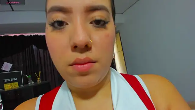 SophiiaRios  online show from May 12, 1:06 pm