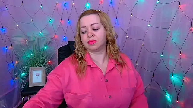 Snapshot of OliviaVerr chatting on February 8, 1:20 pm OliviaVerr online show from February 8, 1:20 pm