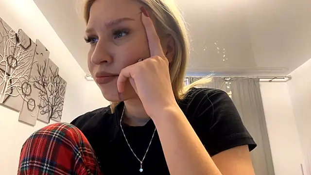 Snapshot of DozyLagging chatting on January 11, 11:06 am DozyLagging online show from January 11, 11:06 am