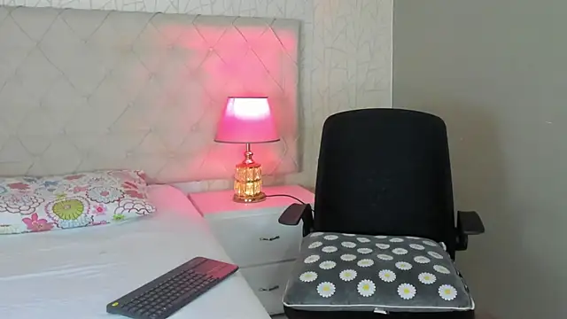 TinyRosee online show from February 5, 8:04 pm