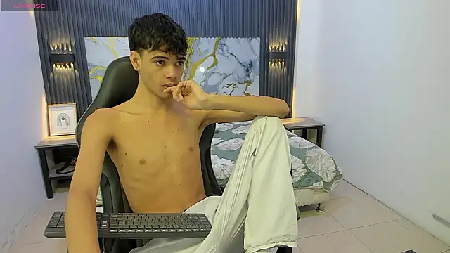 Snapshot of Dark_Desiree18 chatting on February 10, 12:04 pm Dark Desiree18 online show from February 10, 12:04 pm