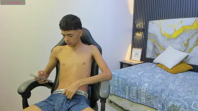 Snapshot of Dark_Desiree18 chatting on February 25, 12:27 pm Dark Desiree18 online show from February 25, 12:27 pm